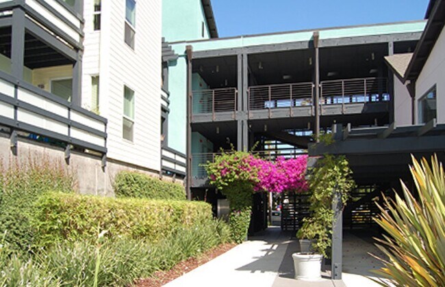 Building Photo - 790 Lenzen Ave