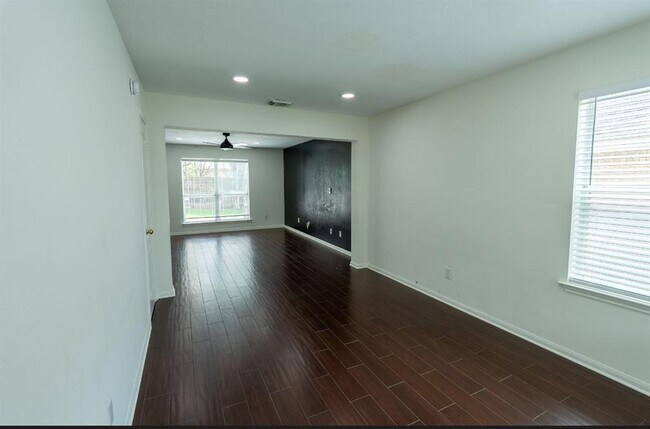 Foto del edificio - 3318 Rainshore Dr