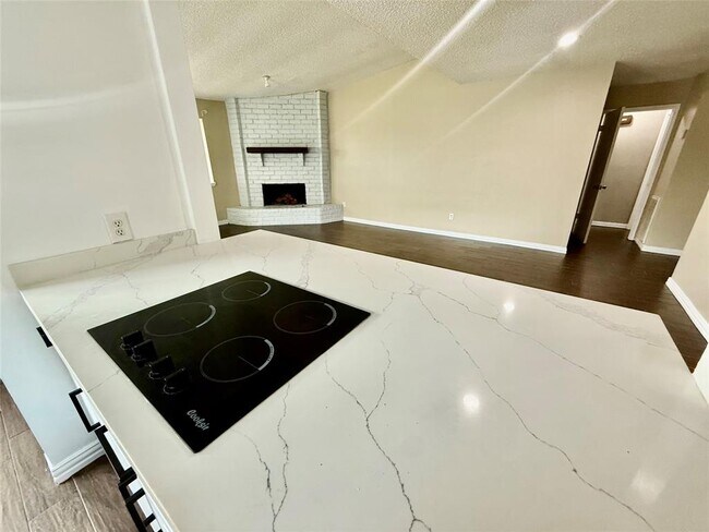 Foto del edificio - 8818 Fern Valley Dr