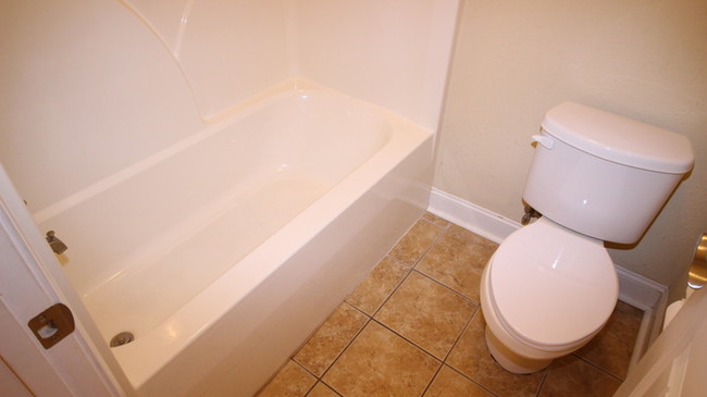 Building Photo - 3 bed/2 bath home