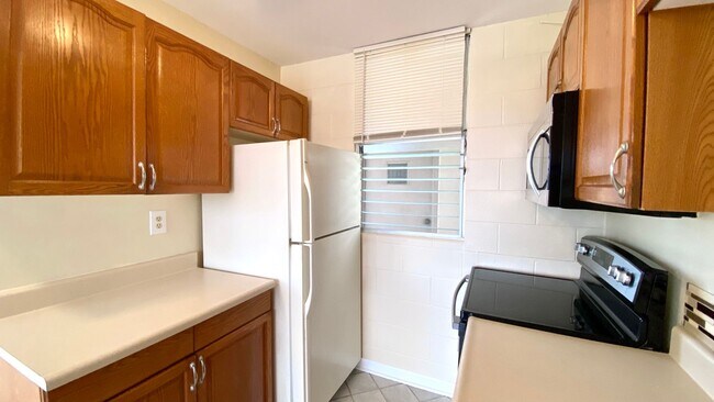 Foto del edificio - STUDIO w/ 1 PARKING AVAILABLE June 2025 NE...