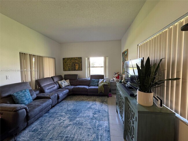 Foto del edificio - 573 Racquet Club Rd