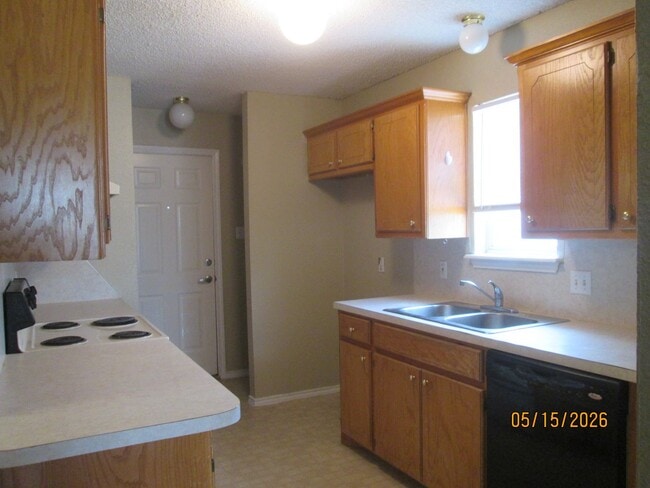 Building Photo - HOUSE - 3 Bedrooms, 2 Bath, 2 Car Garage