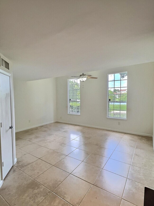 Foto del edificio - 1275 Crystal Way