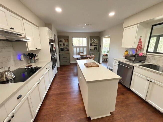 Foto del edificio - 9007 Spring Lake Dr