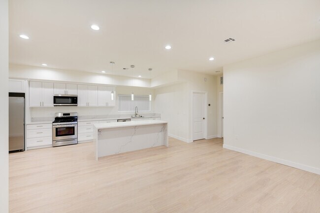Foto del edificio - 7837 Wilkinson Ave