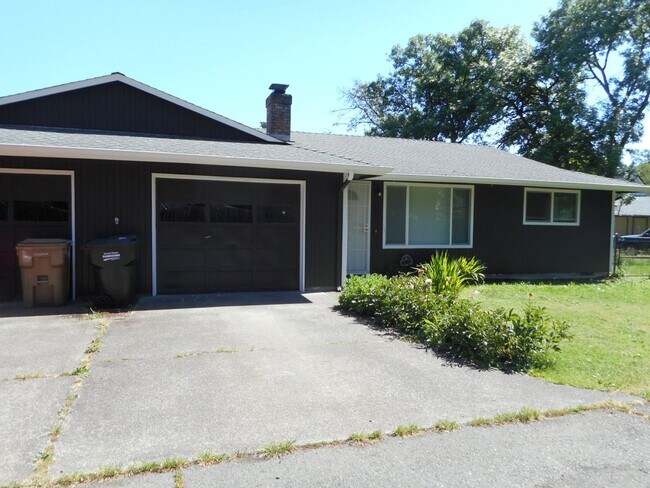 Building Photo - Completely Renovated Duplex Available Now!