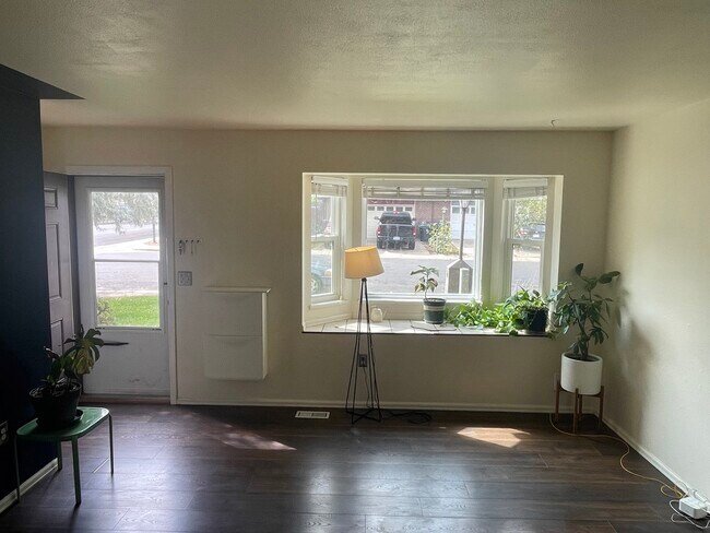 unfurnished living room - 300 Southridge Pl