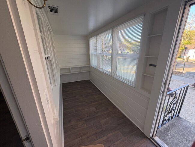 Building Photo - Fully Renovated 3 bed, 2 bath Home