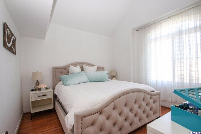 Foto del edificio - 300 E Providencia Ave