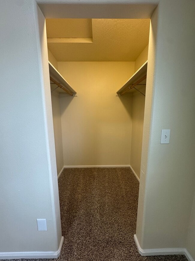 Building Photo - (SAM 15) 3 bedroom and 1.5 Bathroom duplex