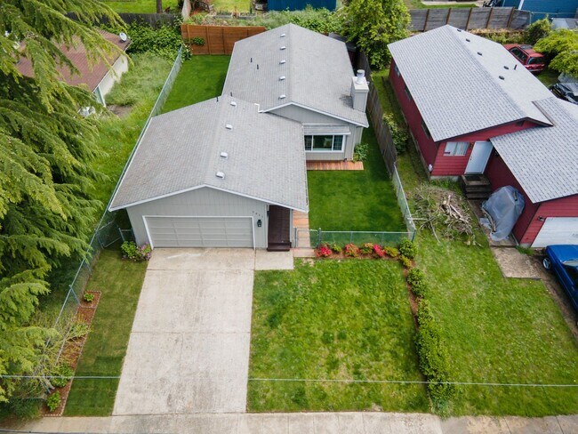 Foto del edificio - Charming 3 Bed and 1.5 Bath with Garage Wa...