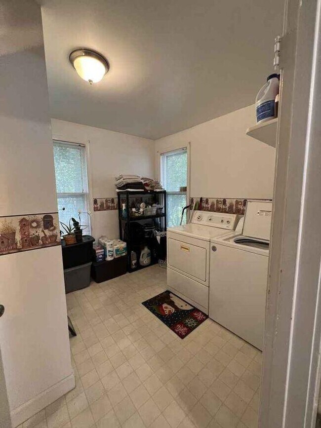 Foto del edificio - Fully furnished 3 bedroom 1 bathroom house!