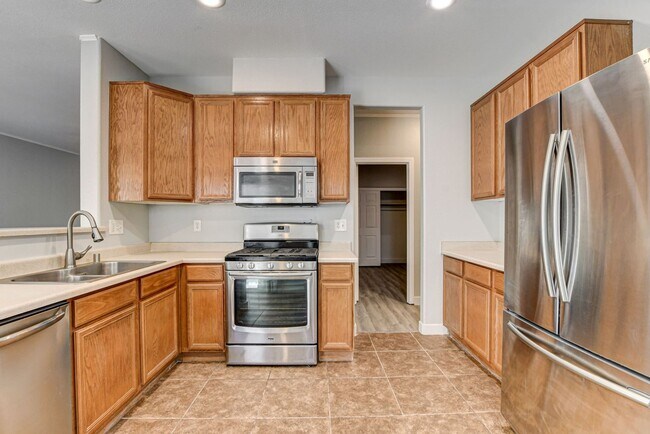 Building Photo - Beautiful 4 bedroom 3 bath home in Mountai...