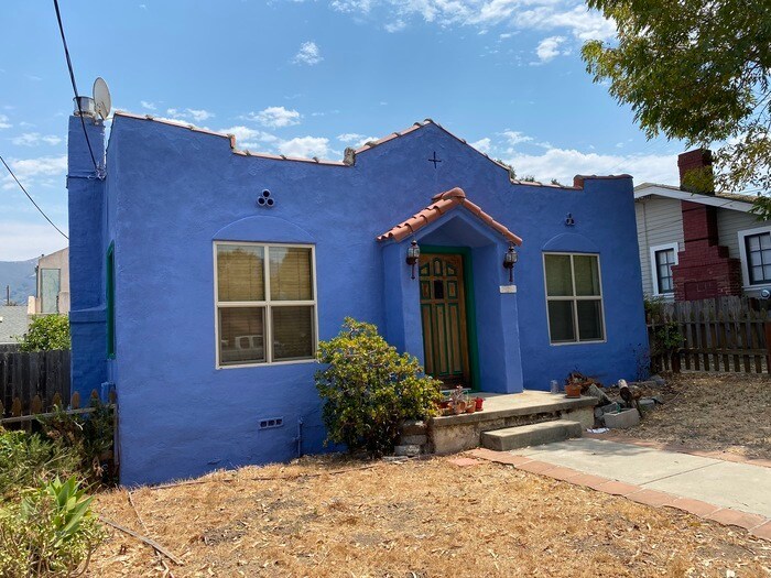 Primary Photo - Great 2 Bedroom Close to Poly/Downtown