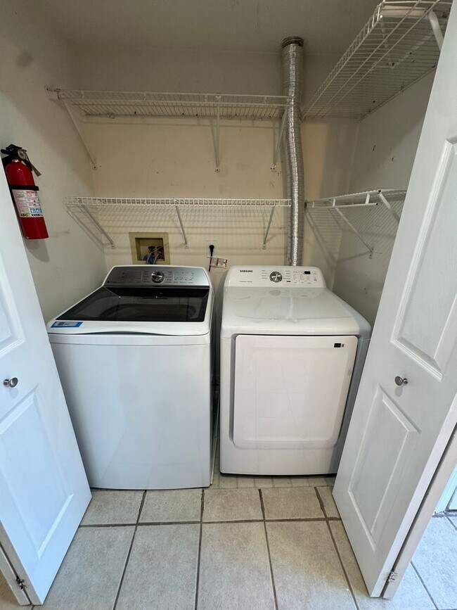 Foto del edificio - 962 Gainsborough Ct