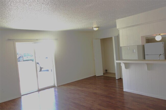 Foto del edificio - 1325 Glen Oaks Ct