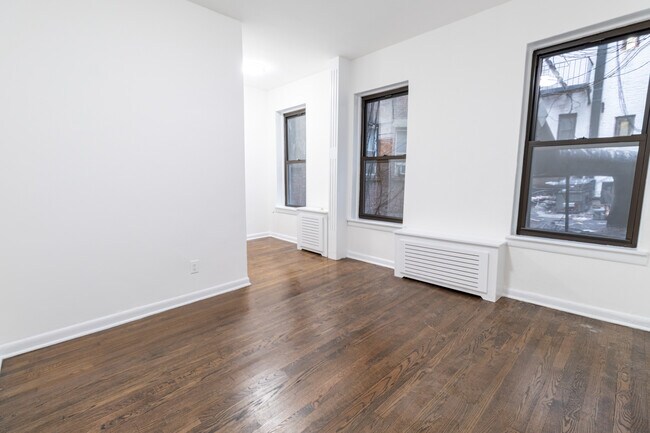 Foto del edificio - 328 E 30th St