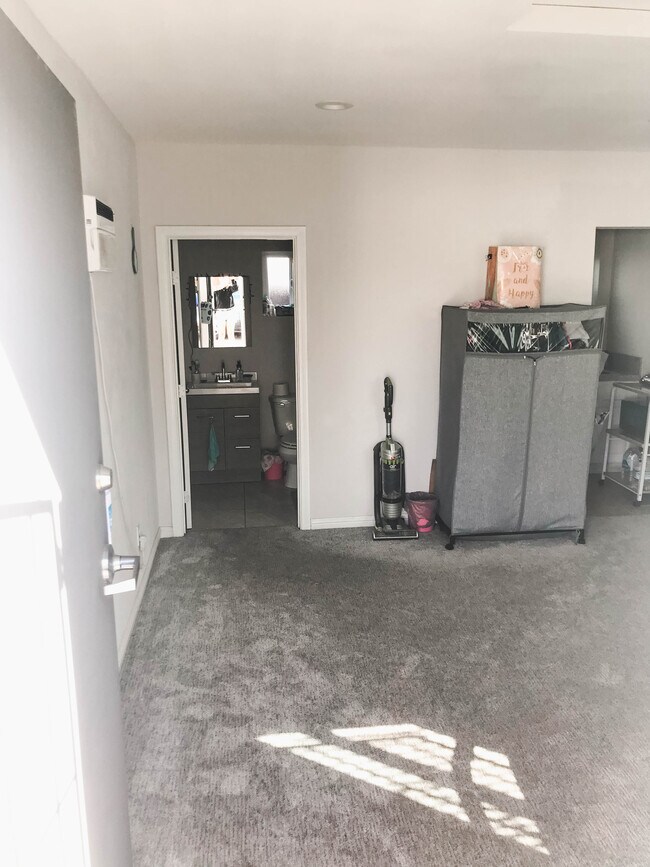 Studio - 15642 Lassen St