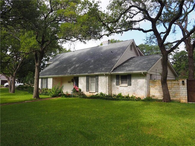 Building Photo - 1304 Silver Hill Dr