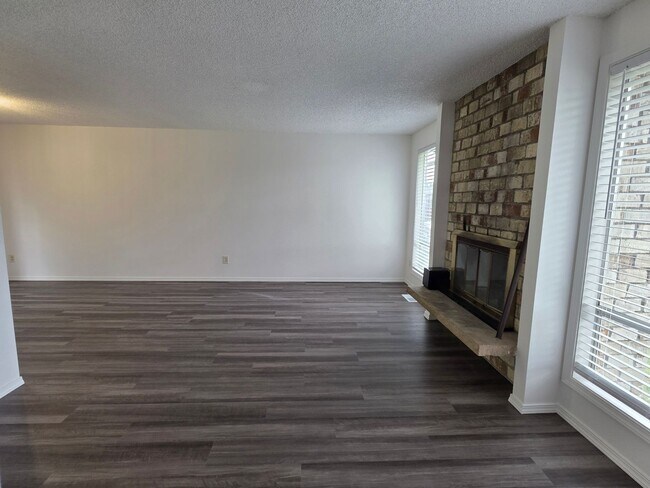 Building Photo - Kent East Hill - 3 bedroom 1.5 bath tri-level home - newly remodeled.  Available NOW!