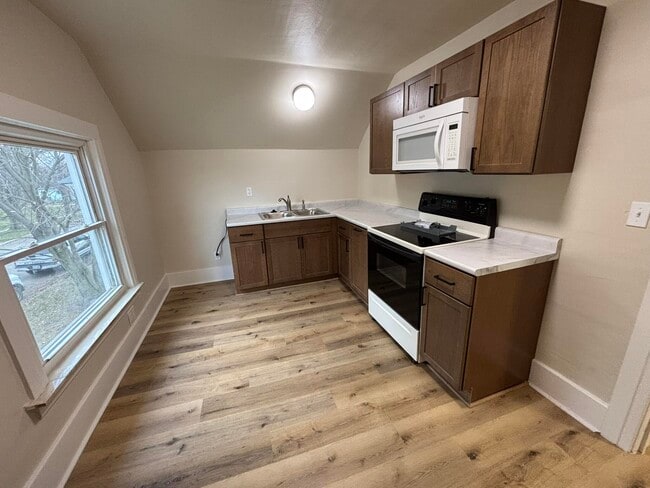 Building Photo - 428 Ideal St