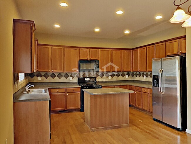 Foto del edificio - 327 Meadowcrest Cir