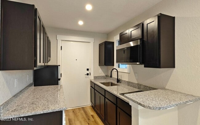Building Photo - 412 E Ashley St