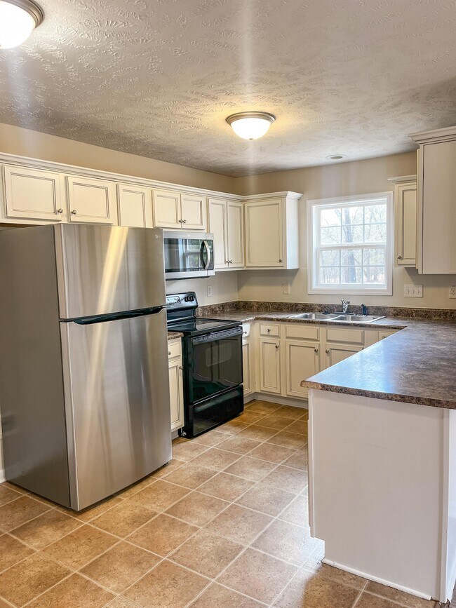 Building Photo - 736 Colonial Hills Dr