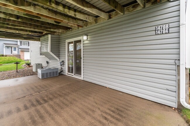 Building Photo - Lovely 3 Bedroom 2 Bath Townhome in Apple ...