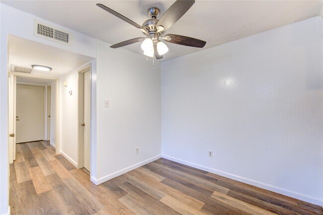 Foto del edificio - 6200 W Tidwell Rd