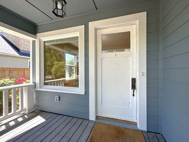 Foto del edificio - Desirable Proctor Location: 3-Bedroom Home...