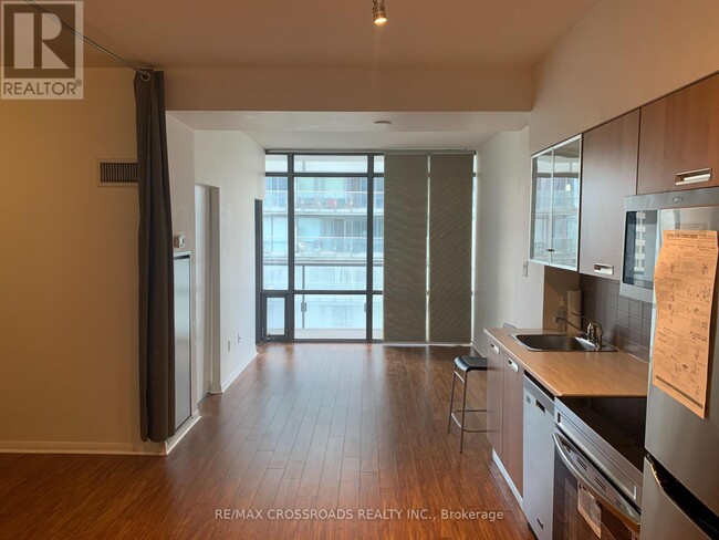 Building Photo - 38-2738 Grenville St