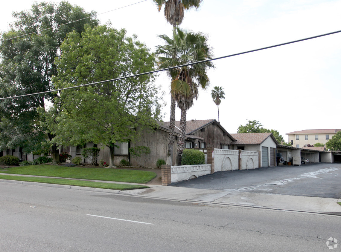 Primary Photo - Casa Linda Apartments