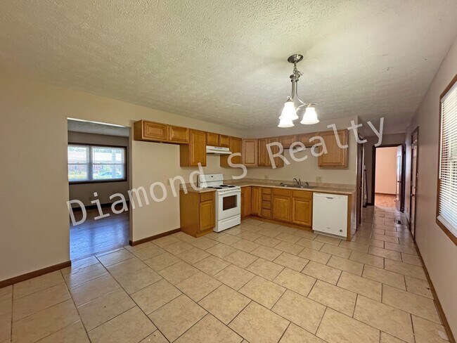 Building Photo - Charming 3 Bedroom Home Available Now