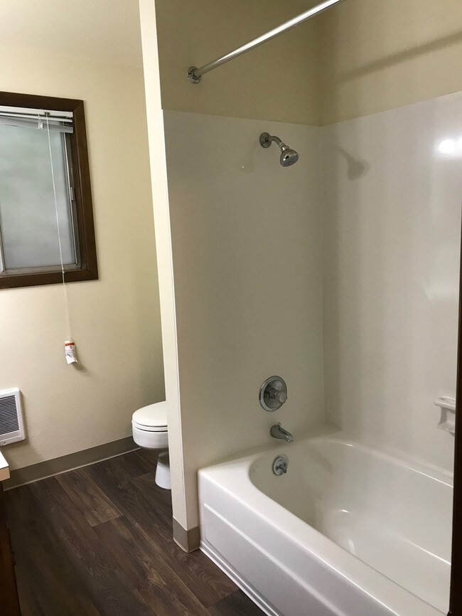 Building Photo - Free Application On This Lovely Duplex!