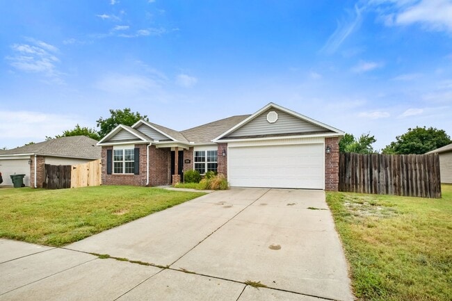 Building Photo - Pristine and rare 4 bedroom home!