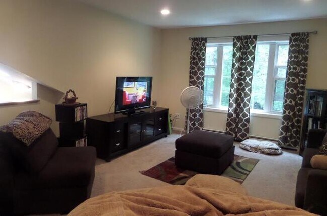 Foto del edificio - 811 Springbrook Cir