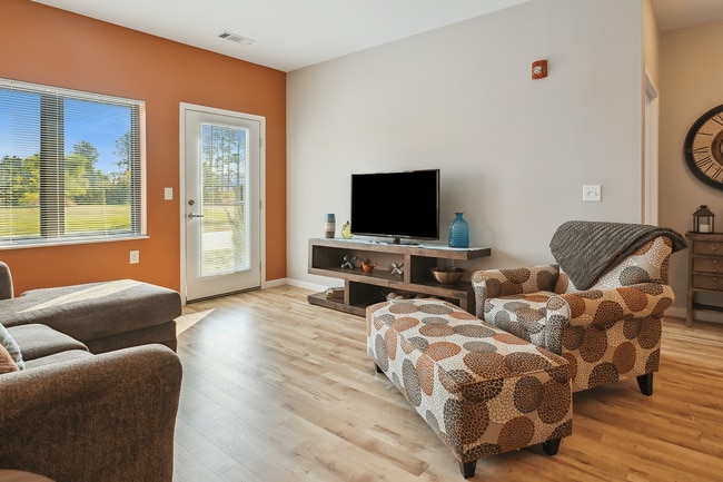 Suelos de vinilo con aspecto de madera de fácil limpieza - Deer Ridge Apartments