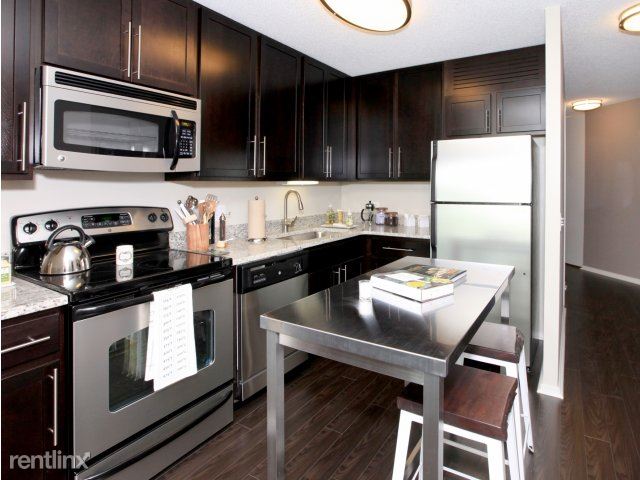 Building Photo - 450 N McClurg Ct