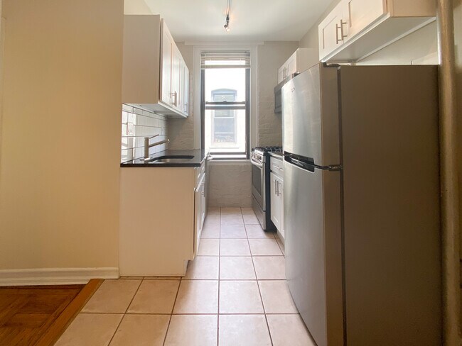 Building Photo - 817 8th Ave