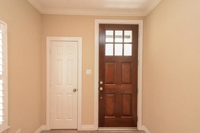 Building Photo - 146 Oak Place Dr