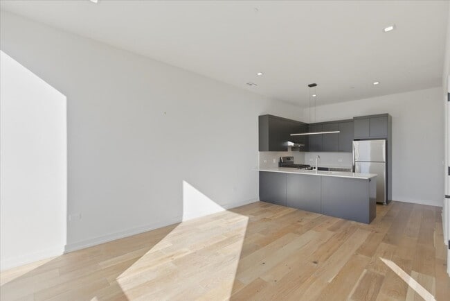 Building Photo - 4513 N Clark St