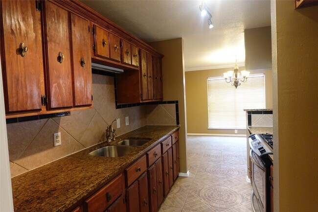 Foto del edificio - 6314 Sandy Oaks Dr