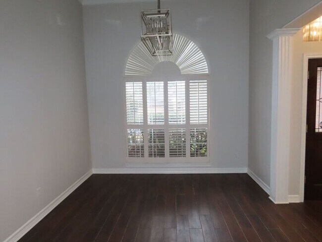 Building Photo - Gorgeous 4 Bedroom, 2 1/2 Bath in South Ty...