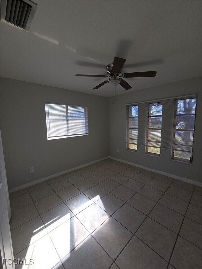 Building Photo - 103 SE 23rd Pl