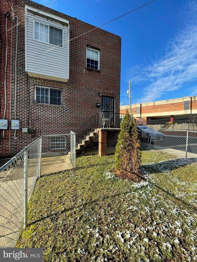 Building Photo - 5401 James Pl NE