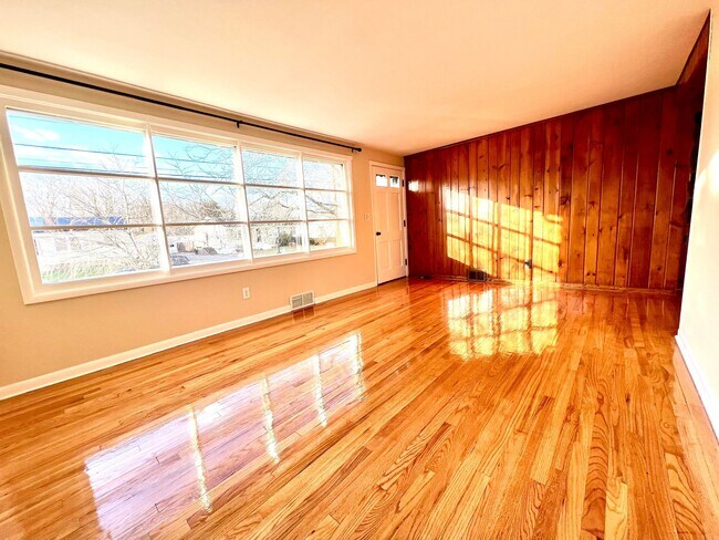 Living room with large bay window - 15 Wildwood Dr