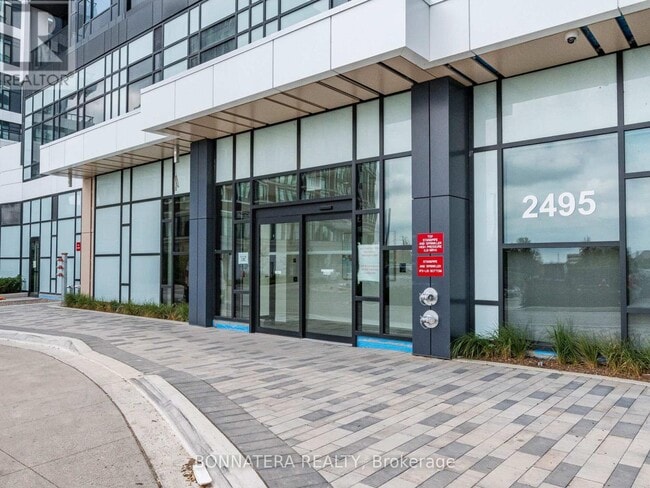 Photo du bâtiment - 2495 Eglinton Ave W