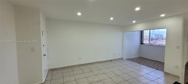 Building Photo - 750 NW 43rd Ave